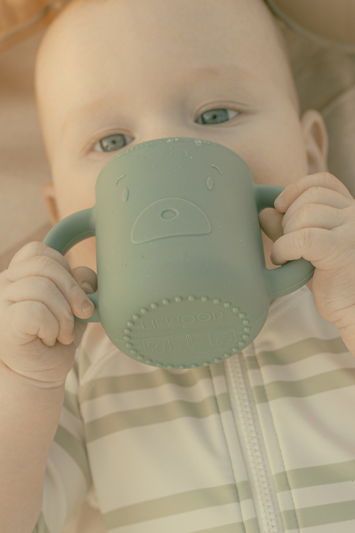 apprendre nourrisson bébé à boire verre autonomie