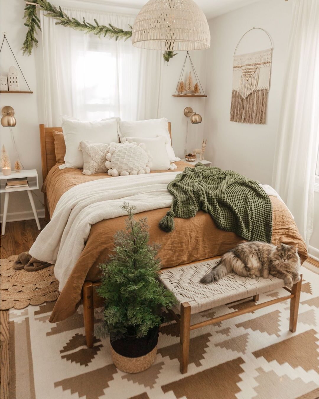 chambre bohémienne parquet bois tapis rond osier banquette bois deco murale étagère fixée mur