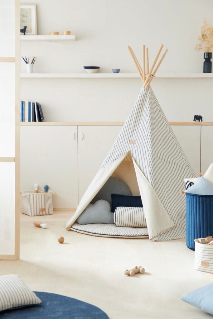 chambre enfant bleu blanche rayures tipi-deco