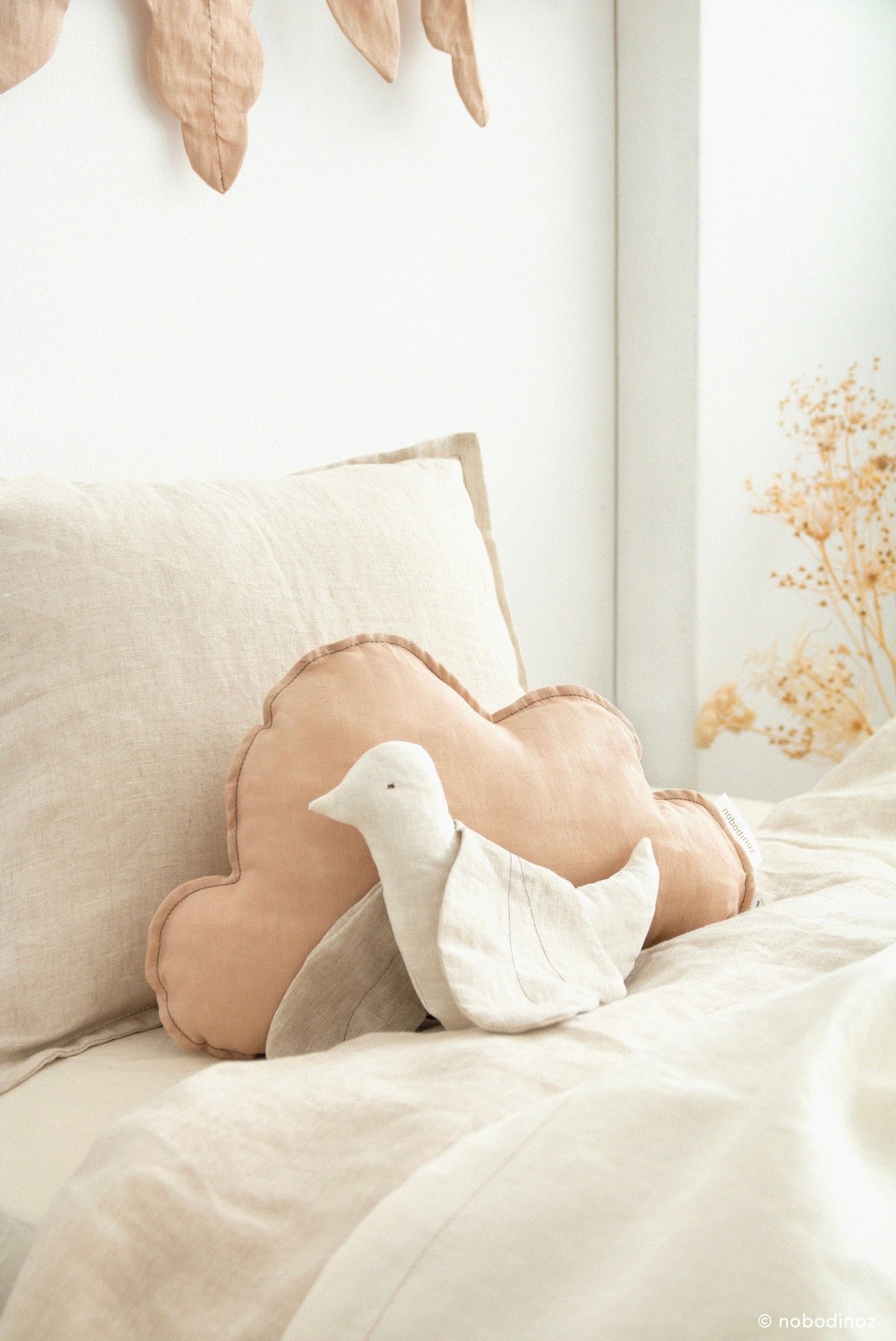 chambre enfant décoration beige vieux rose élégante