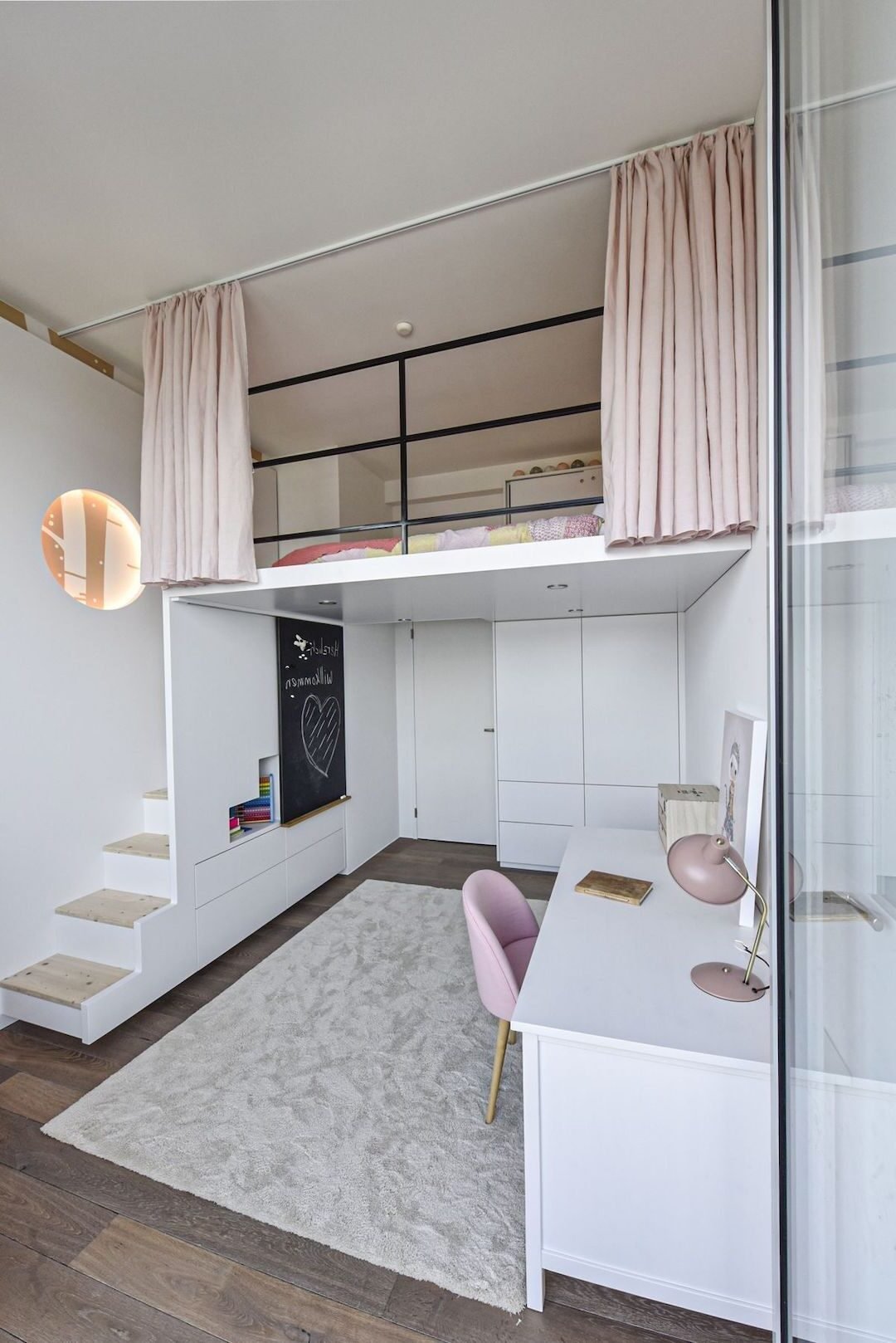 chambre enfant filles mezzanine escalier blanc rideaux rose pastel tapis blanc
