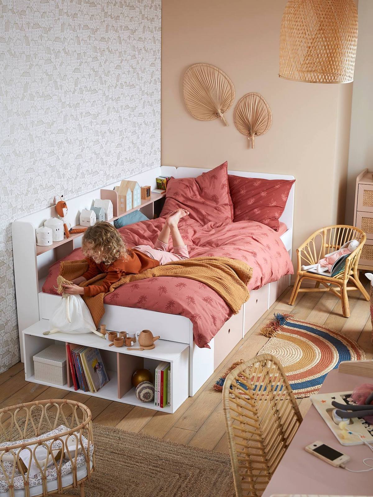 chambre fille couleur abricot corail lit bibliothèque