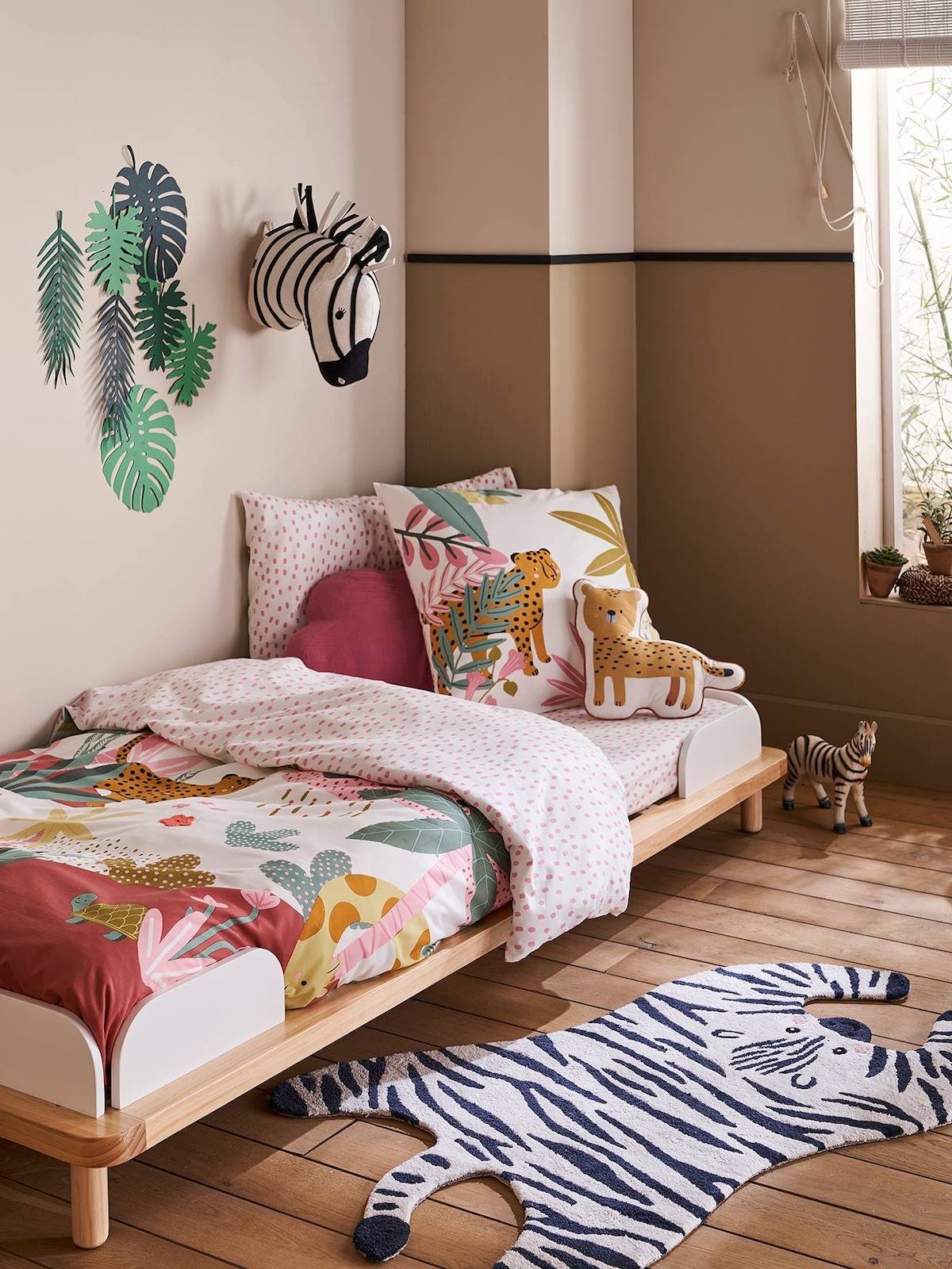 chambre fille enfant thème jungle zèbre tapis