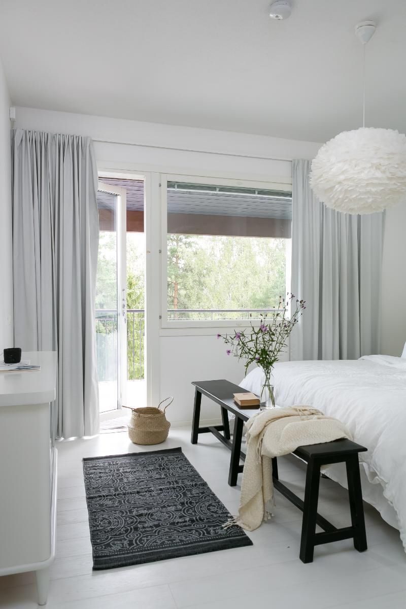 chambre lumineuse bord de mer banc bois tapis rectangle bleu rideaux gris panier rond osier