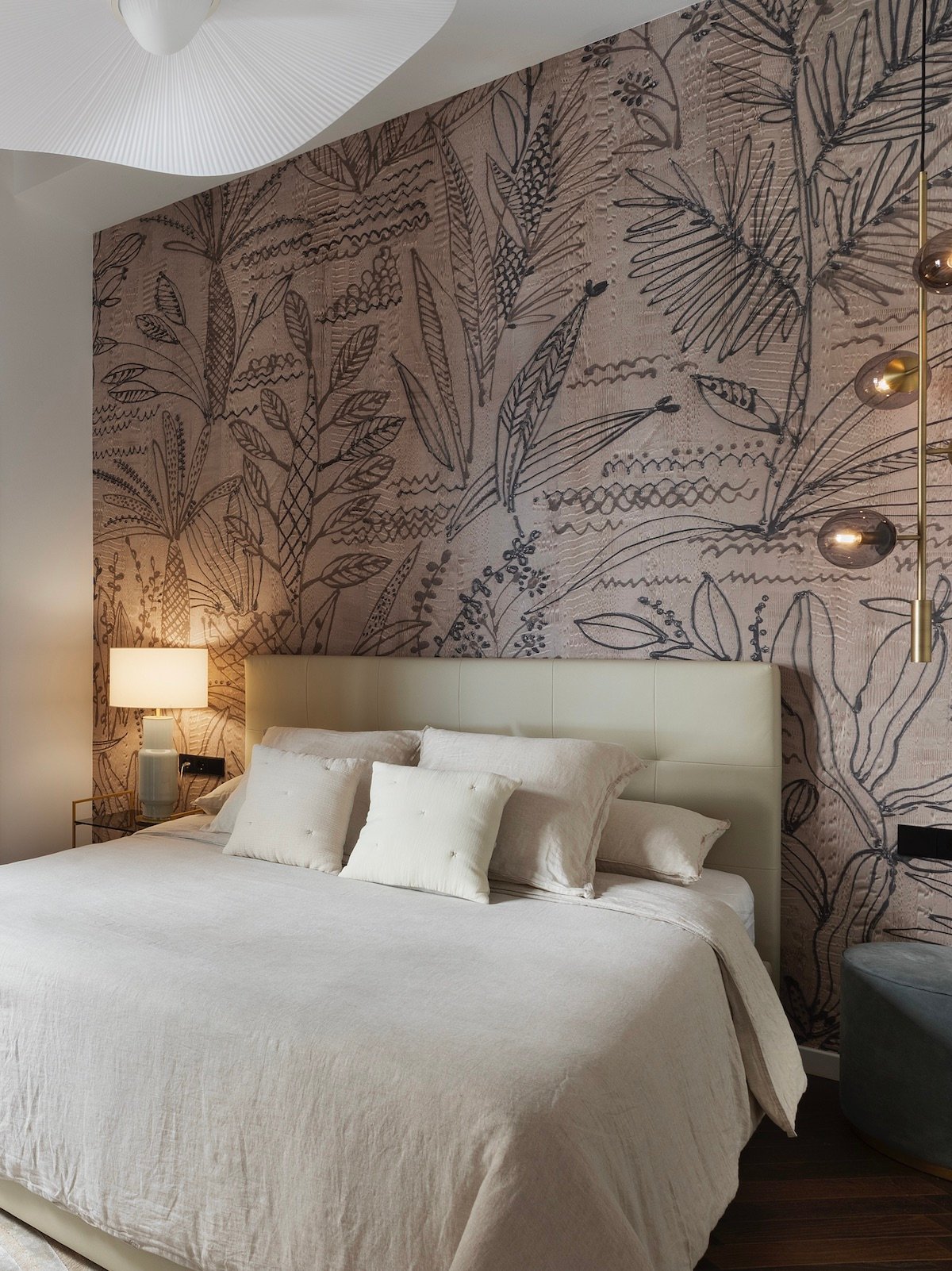 chambre papier-peint effet bois trompe oeil motif fleur noire