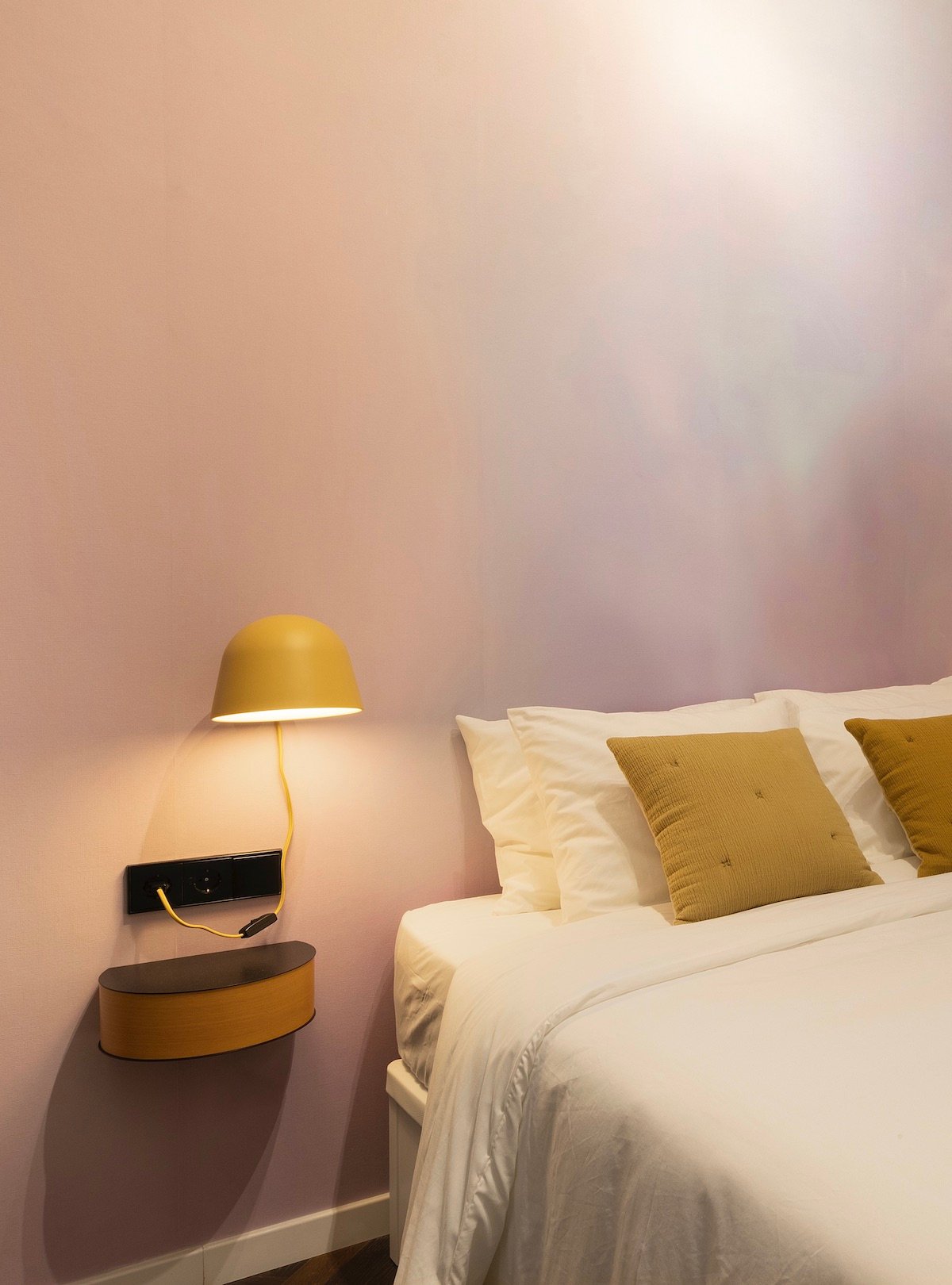 chambre papier-peint tie dye rose violet déco jaune