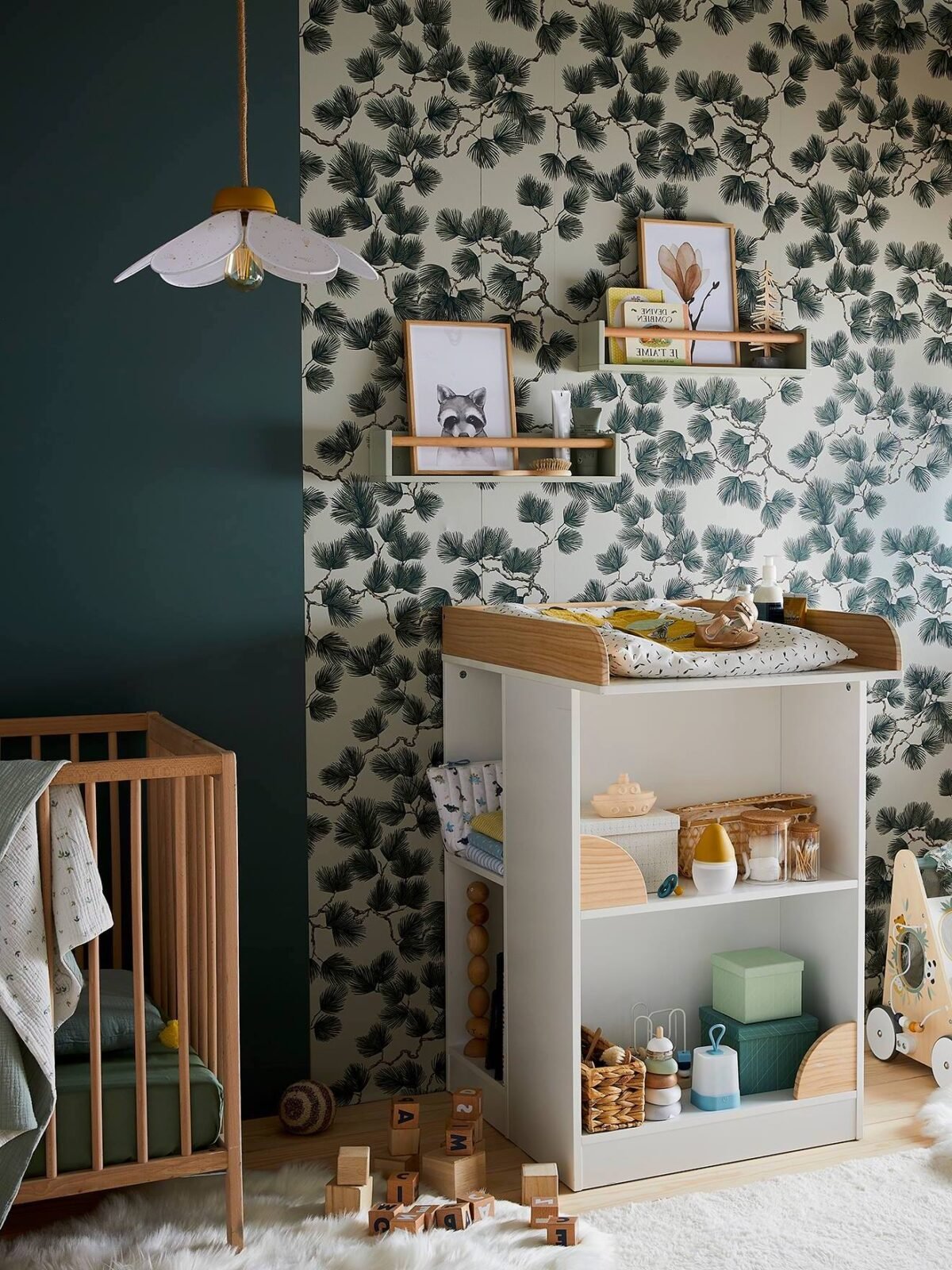 chambre bois verte table langer Montessori bébé
