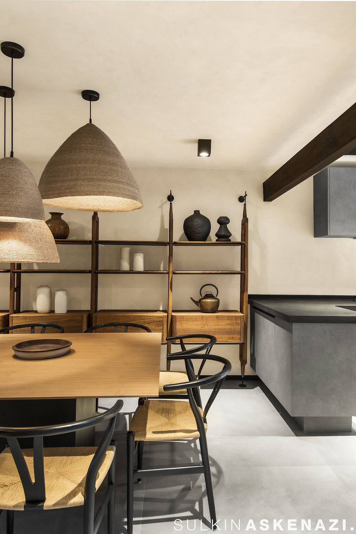 cuisine grise noire effet béton maison à Cuernavaca Mexique