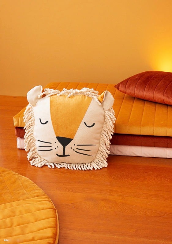 déco chambre bébé thème jungle lion jaune moutarde bordeaux