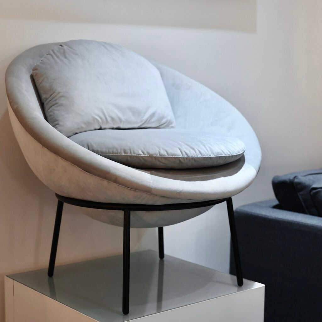 déco en rondeur fauteuil velours gris argent rond cocon