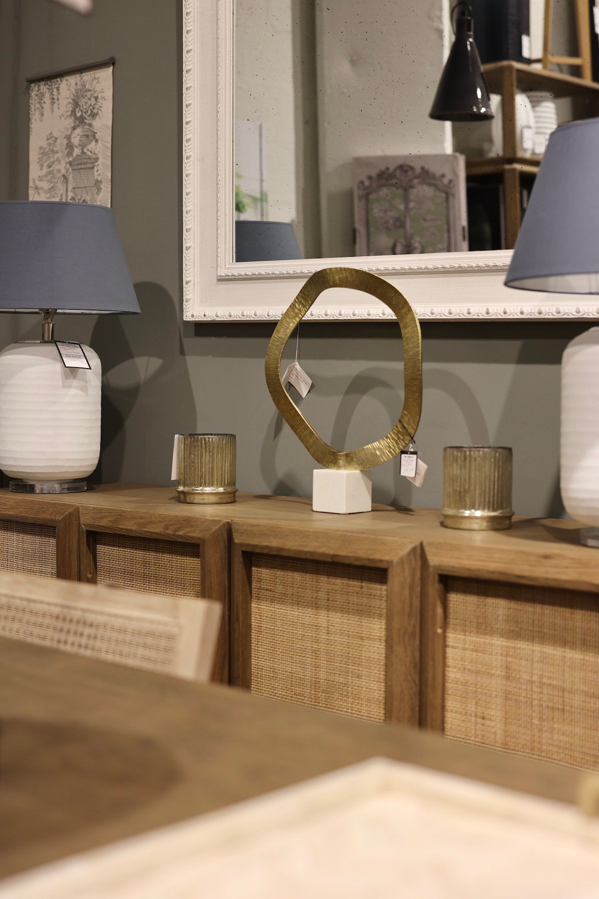 déco en rondeur statuette cercle laiton martelé marbre