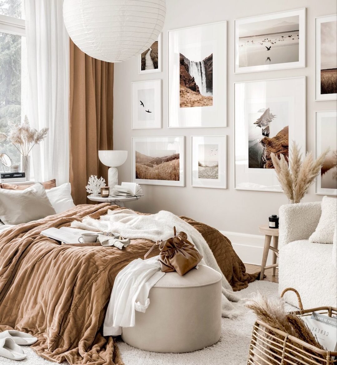 decoration intérieure champêtre rideaux marron taupe mur de cadres lustre rond papier chambre parentale cosy