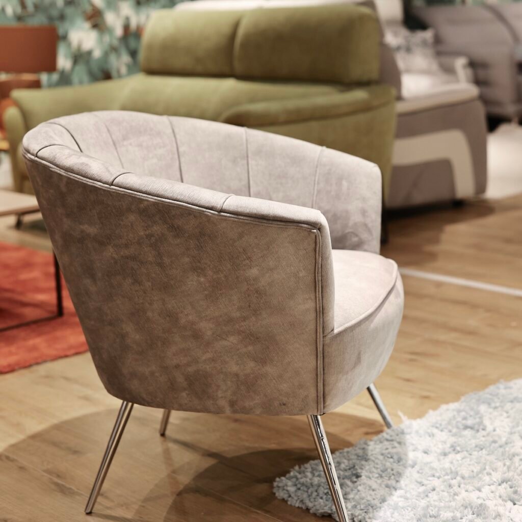 fauteuil daim greige design futuriste pied métallique