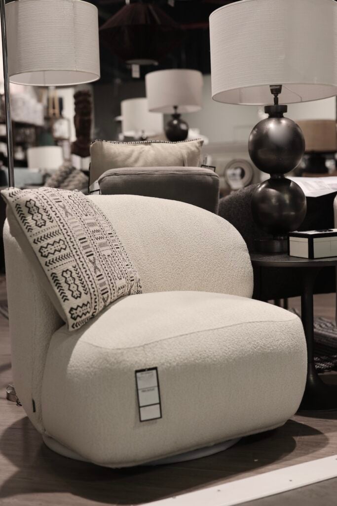 fauteuil rond bas design tissu blanc bouclette