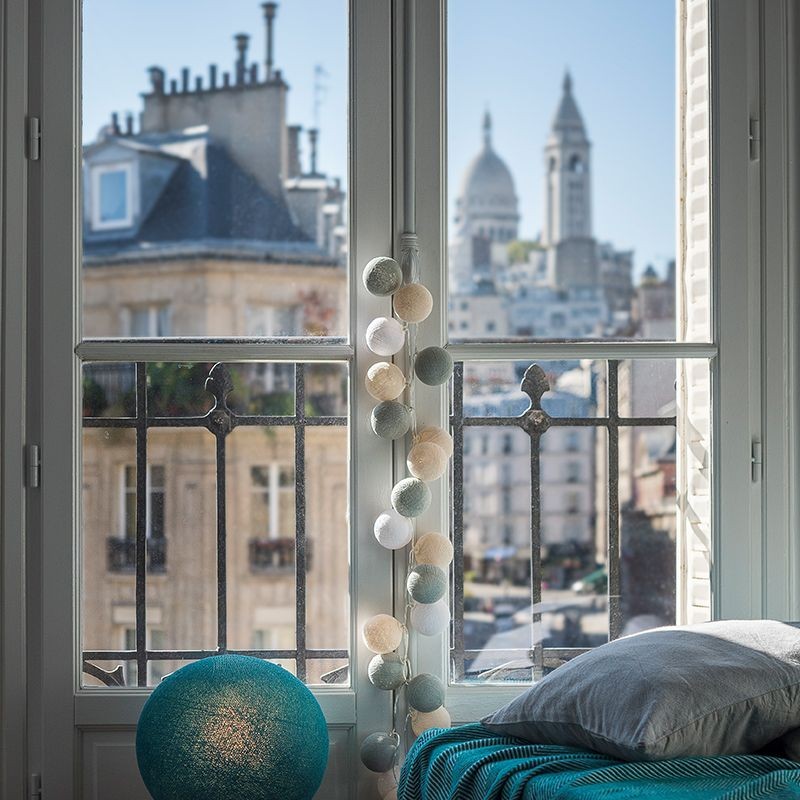 fenêtre guirlande boule bleu ciel bleu marine blanc deco scandinave pastel