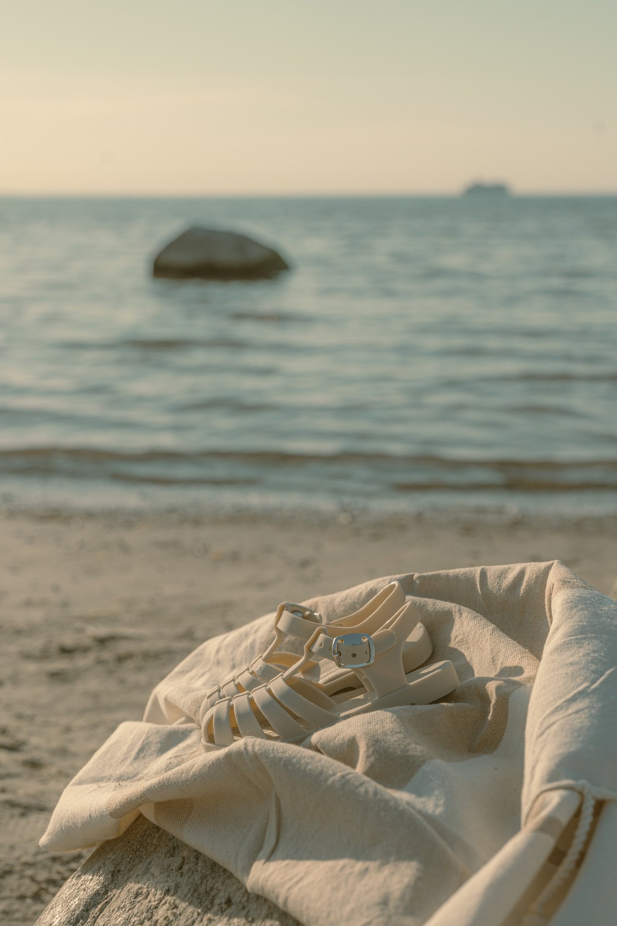 Liewood sandale plastique souple méduse beige à boucles