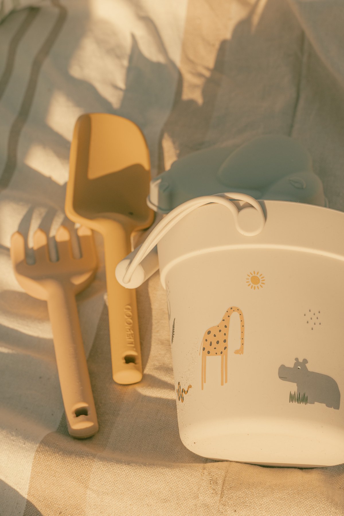 pelle sceau rateau bébé plage plastique souple design danois