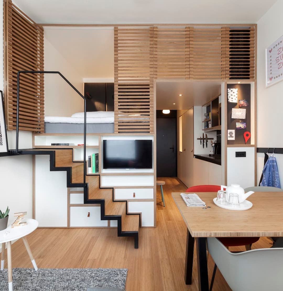 studio appartement deco bois mezzanine fermée cloison fixe cuisine ouverte intérieur sobre