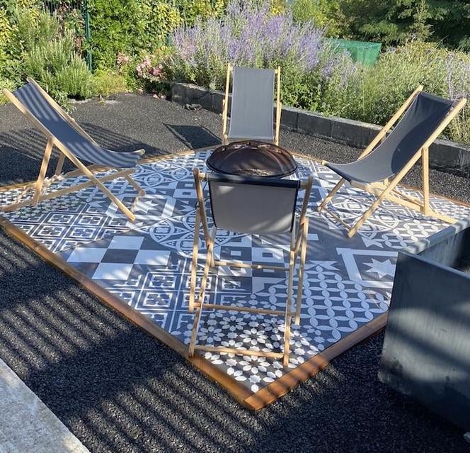 terrasse grise anthracite et bleue transat bois sol carreaux deco moderne