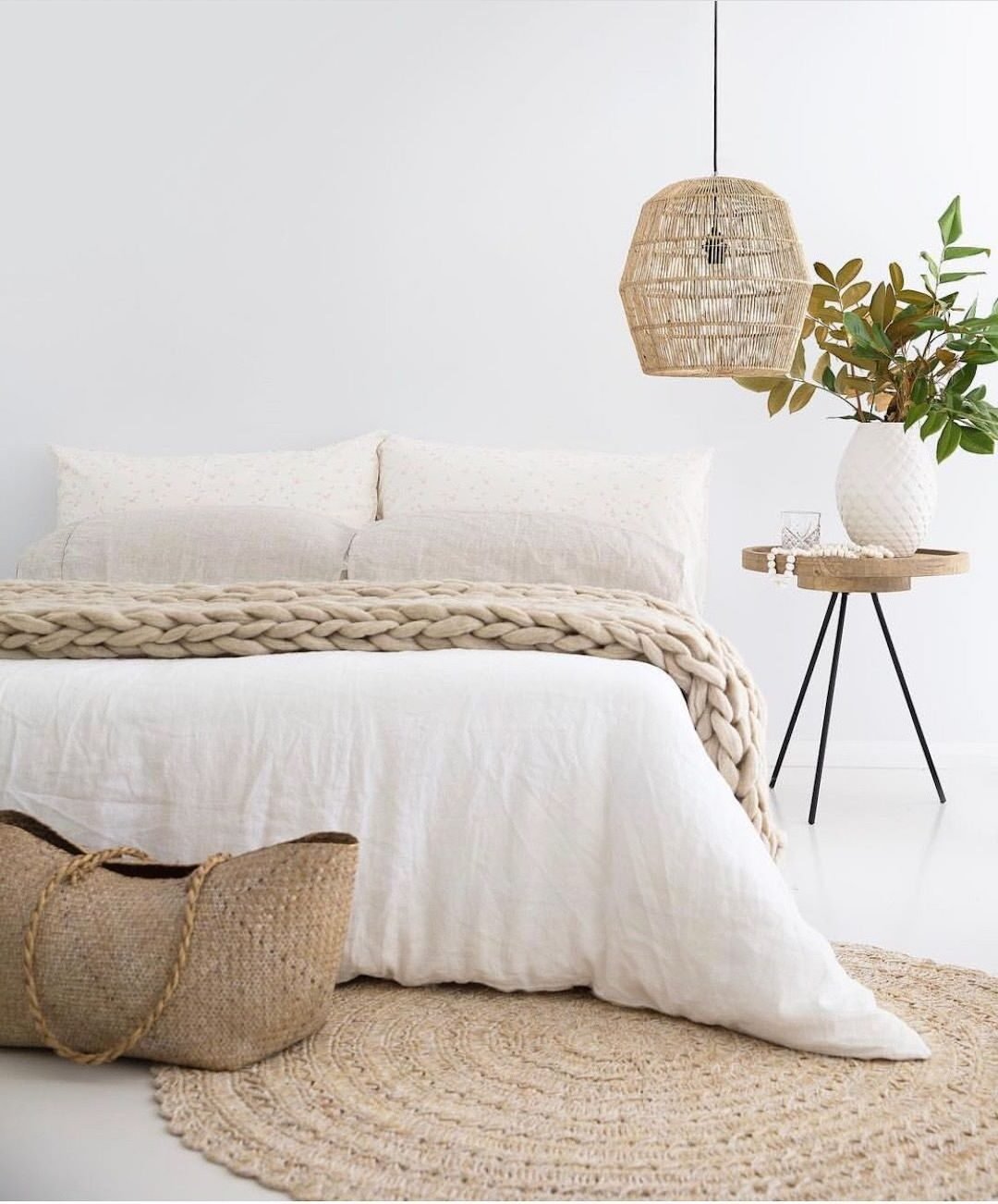 total look blanc chambre épurée lumineuse lustre osier tapis rond osier plaid tressé beige