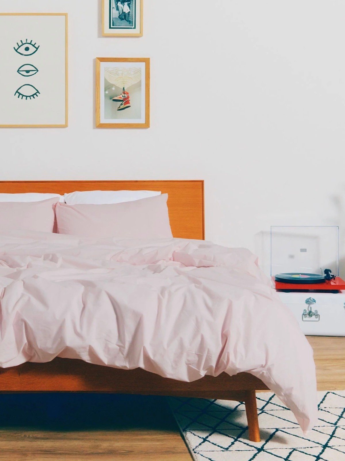 chambre déco 70s seventies lit orange drap rose