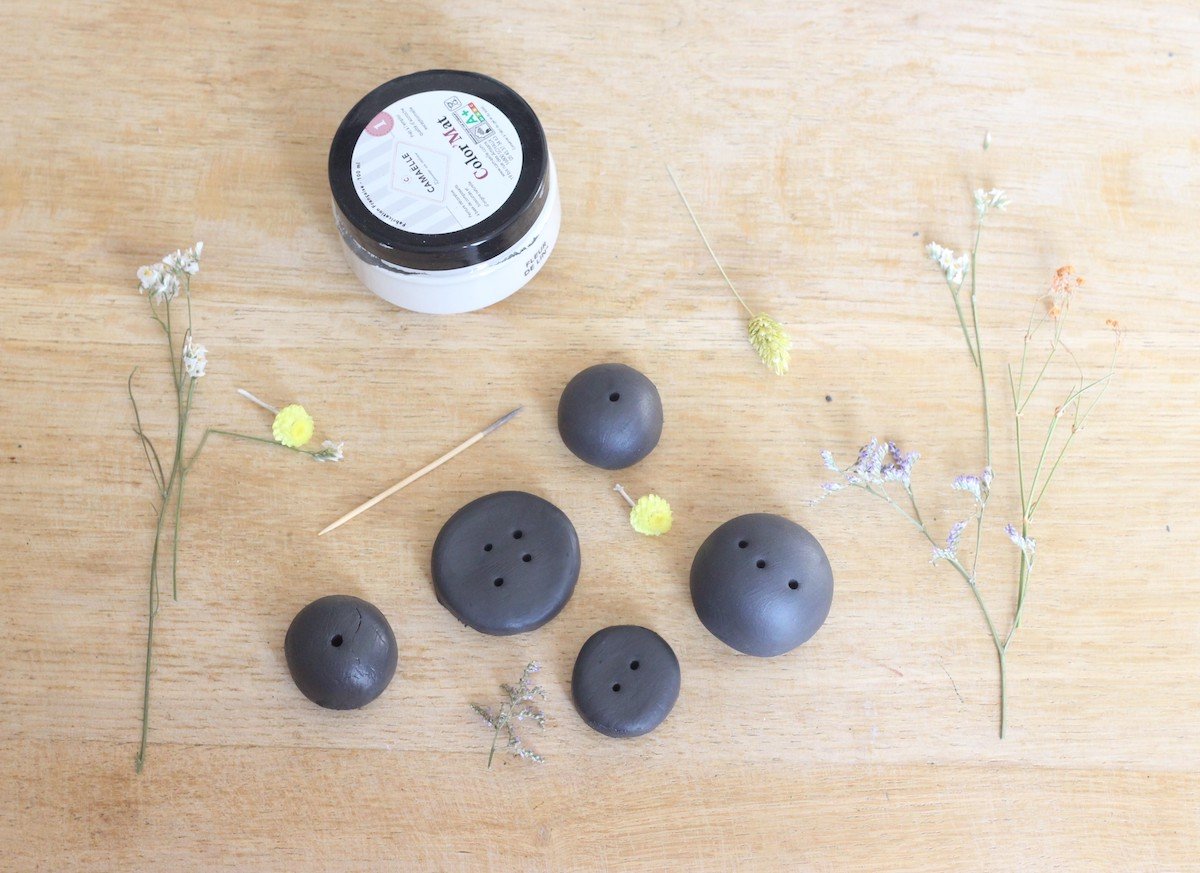 petit vase pour une fleur tige trouée retro