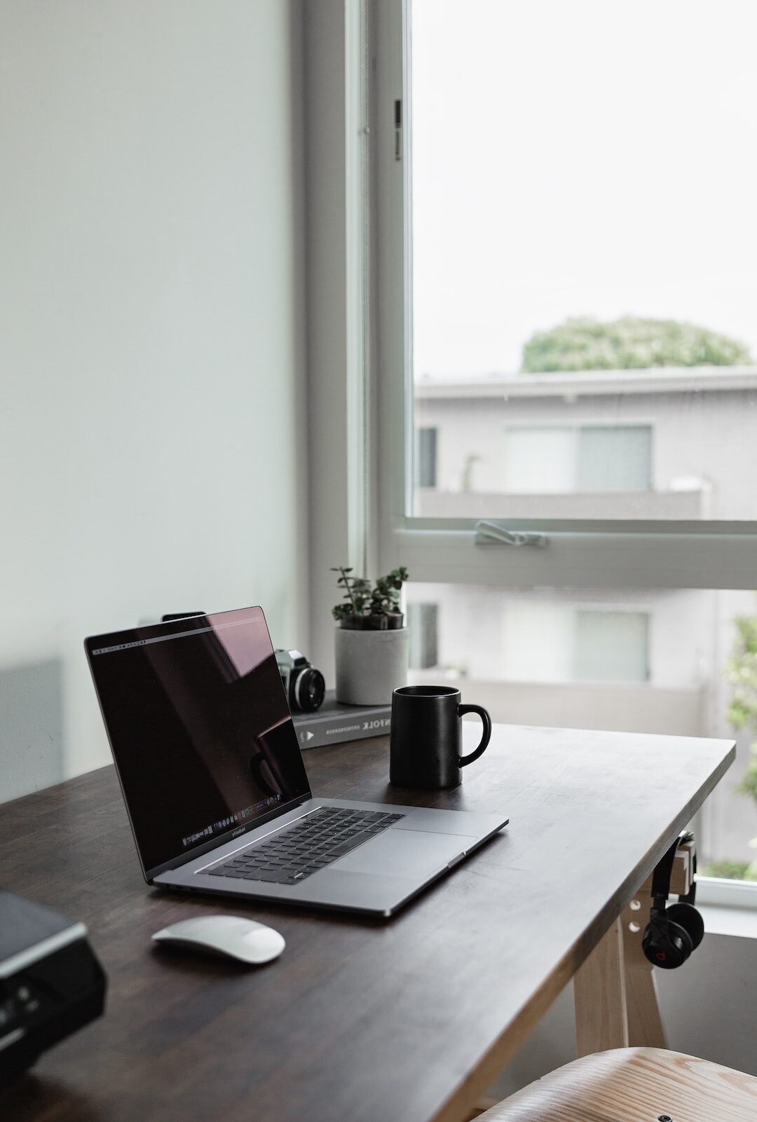 bureau deco intérieure table bois ordinateur tasse noire pièce lumineuse