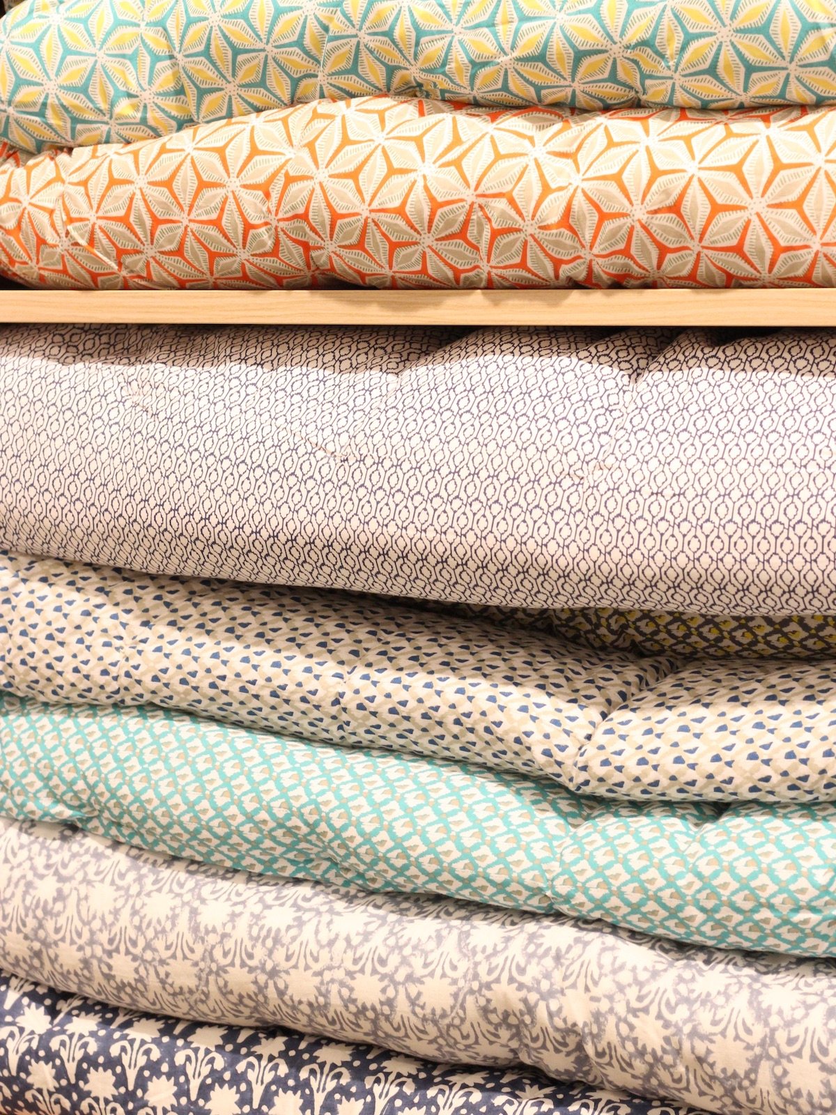 comment assortir édredon dépareillé matelas de sol motif graphique