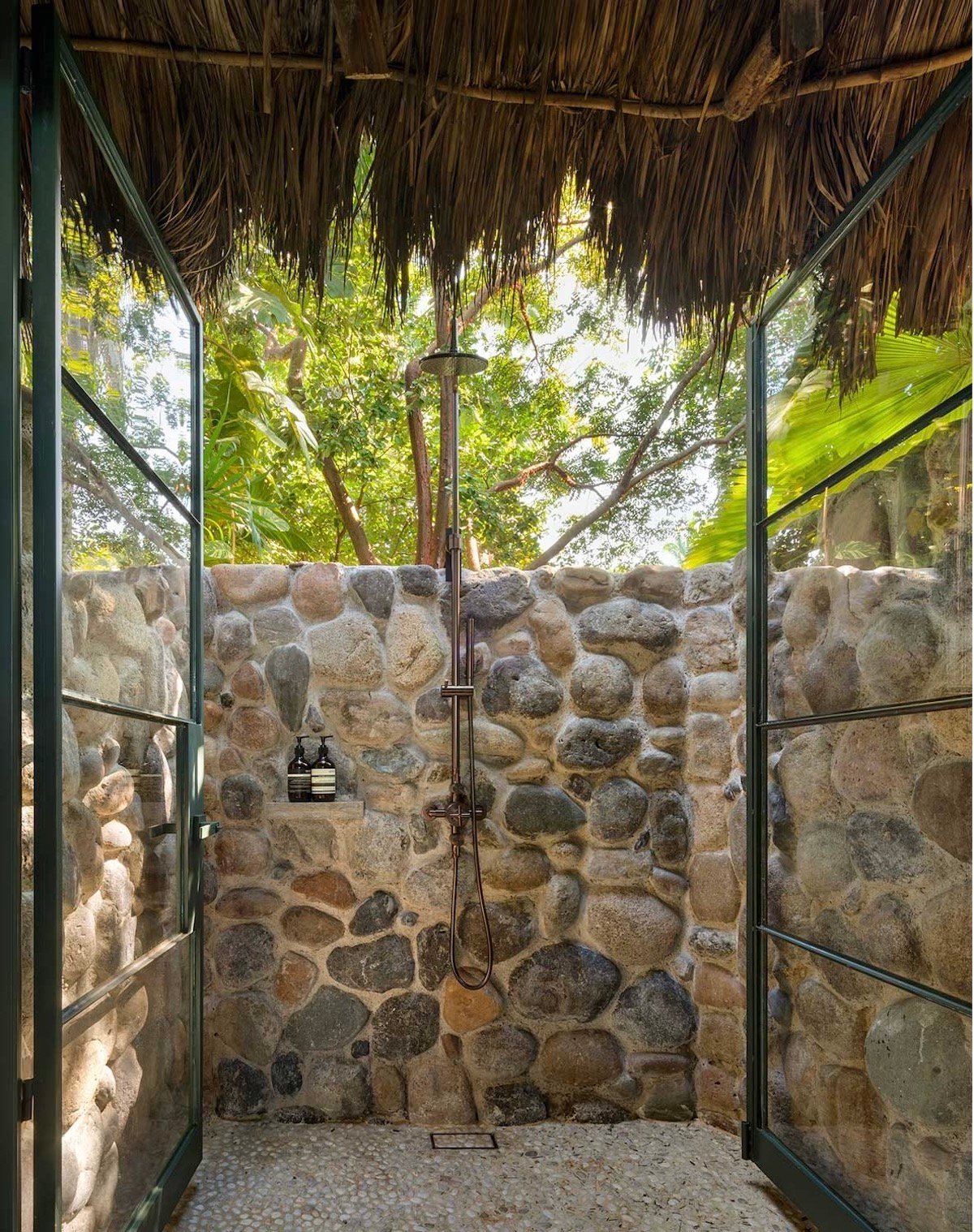 comment créer douche extérieur mur de pierres