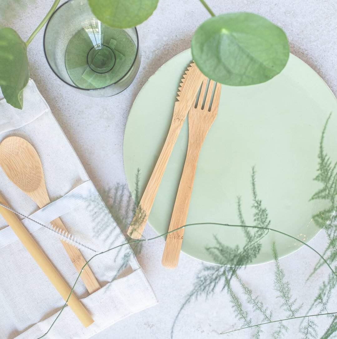 conseil astuce deco couvert bois bio écolo assiette ronde verte