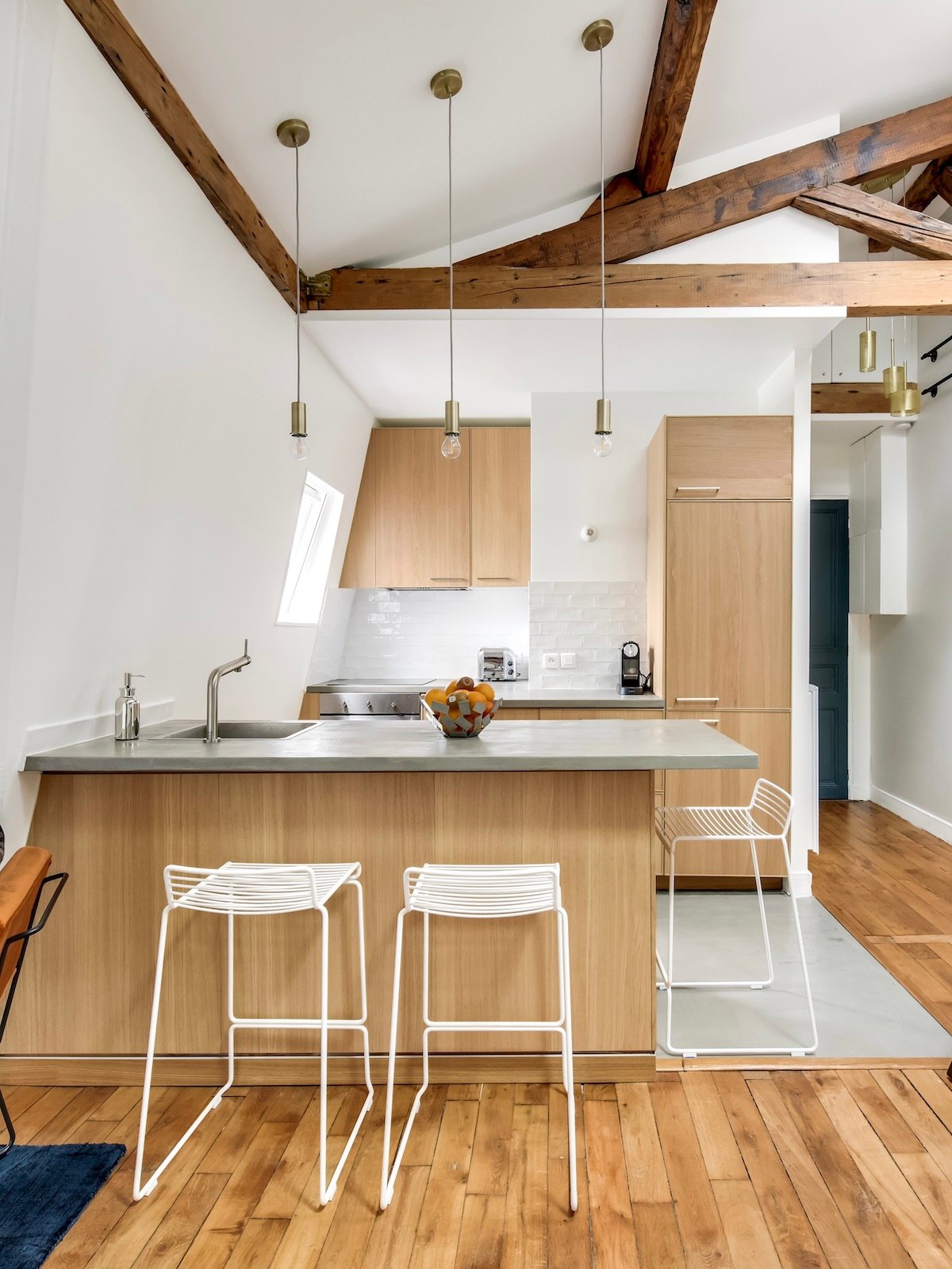 cuisine blanche bois plan travail béton suspension laiton