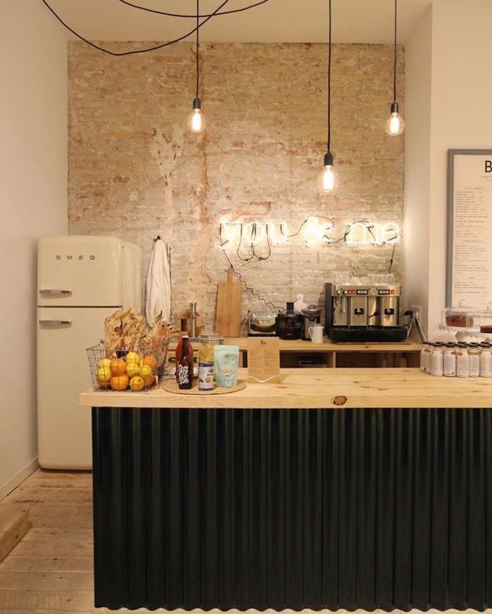 cuisine ouverte champêtre design industrielle suspension métallique noire