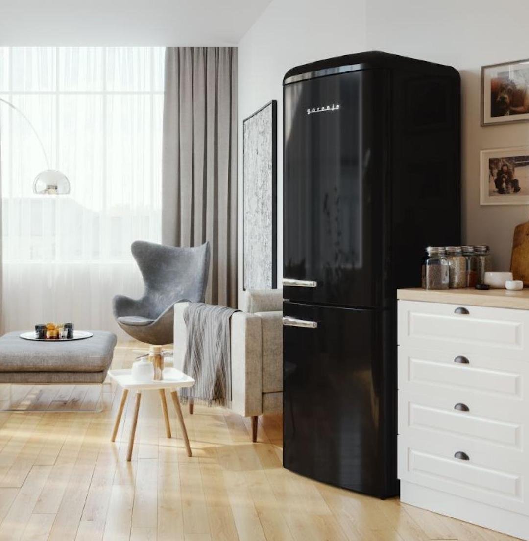 cuisine ouverte moderne contemporaine accessoire blanc noir vintage parquet étagère bois