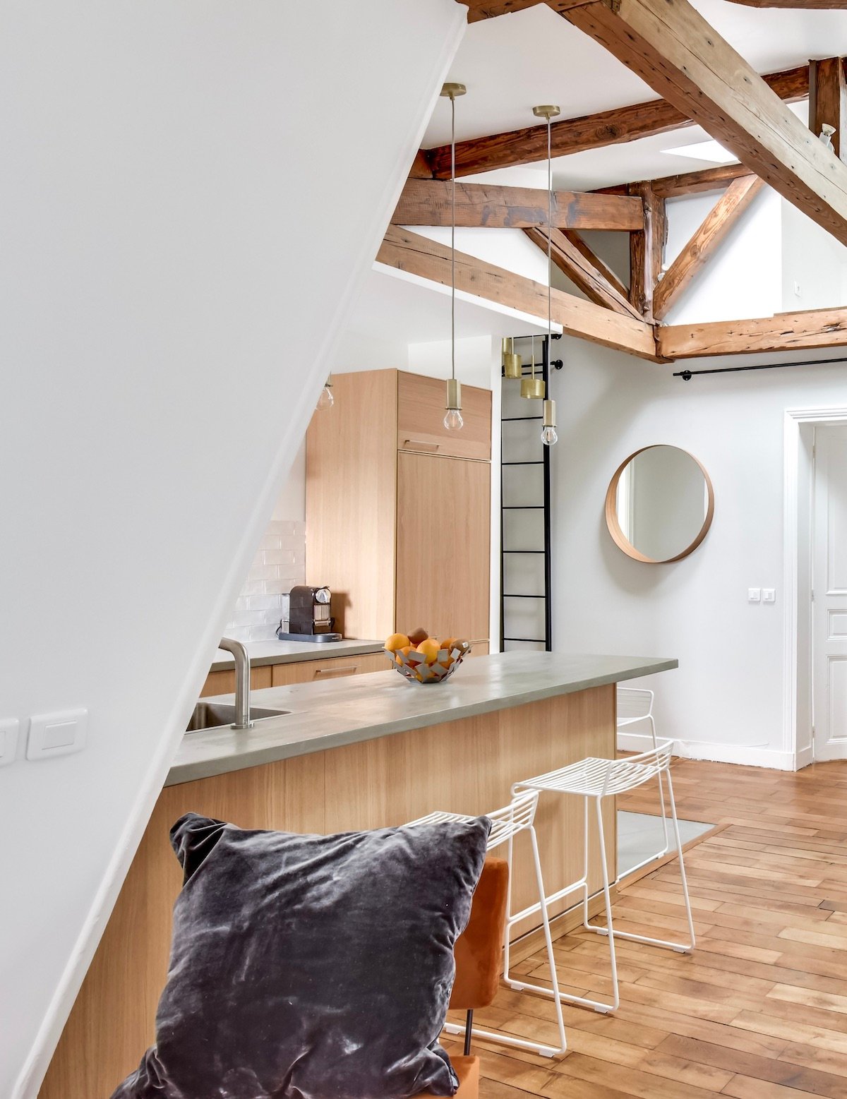 cuisine sous les toits poutres apparentes bois blanche décoration