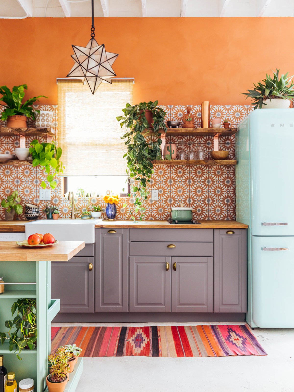 deco exotique ethnique frigo turquoise mur rouge terracotta meuble bois