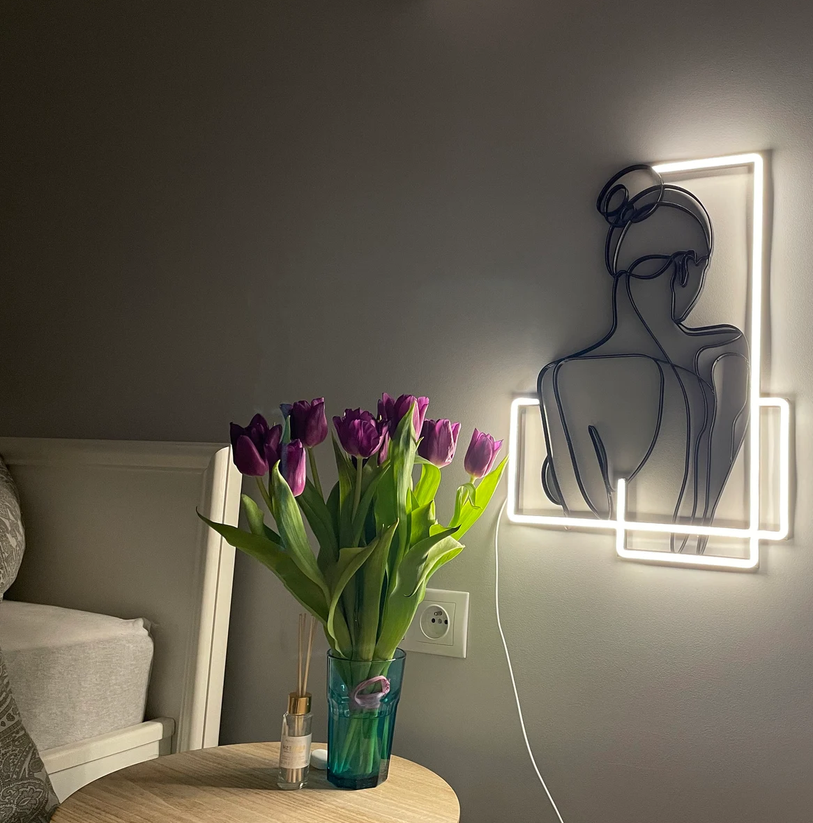 deco intérieure cadre neon blanc noir abstrait bouquet fleurs rose