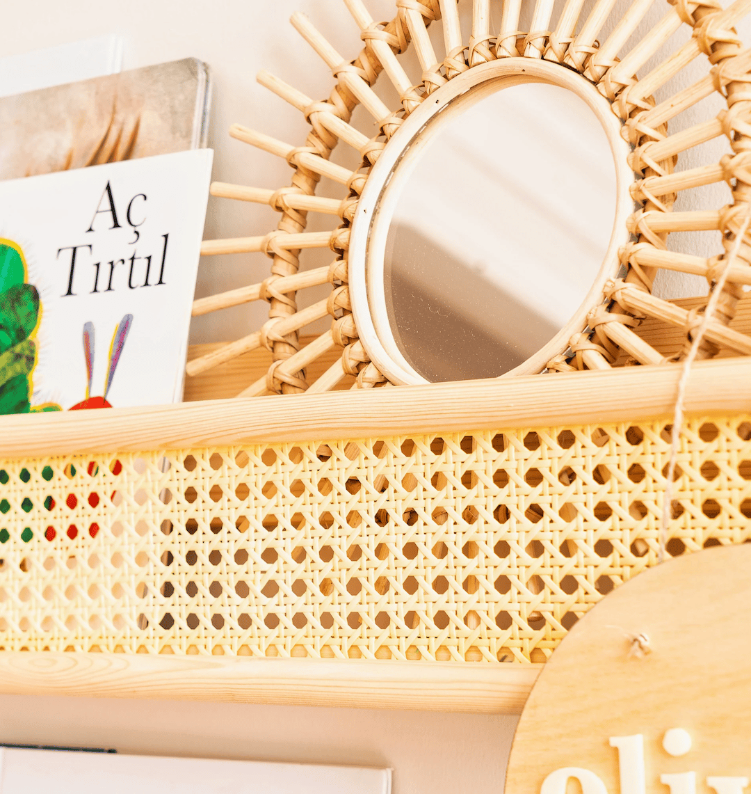 deco intérieure chambre enfant bebe étagère bois cannage