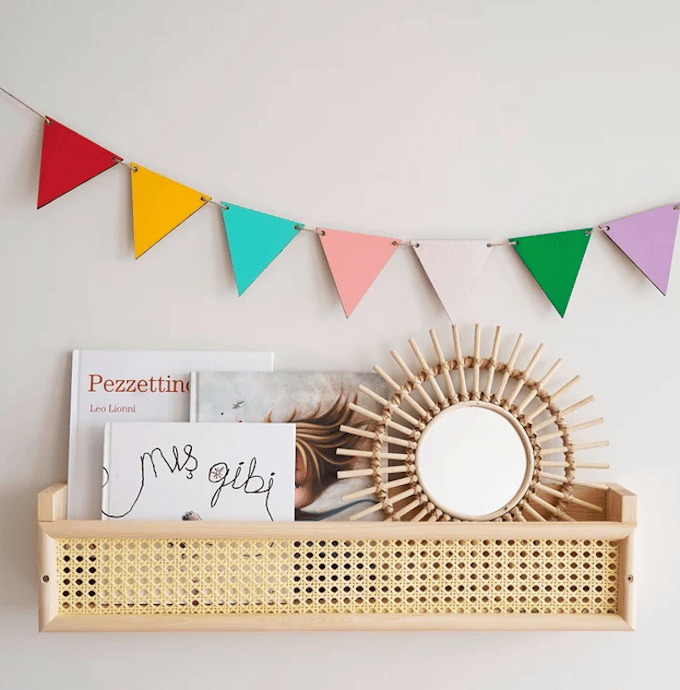 deco intérieure chambre etagere bois cannage chambre enfant guirlande papier