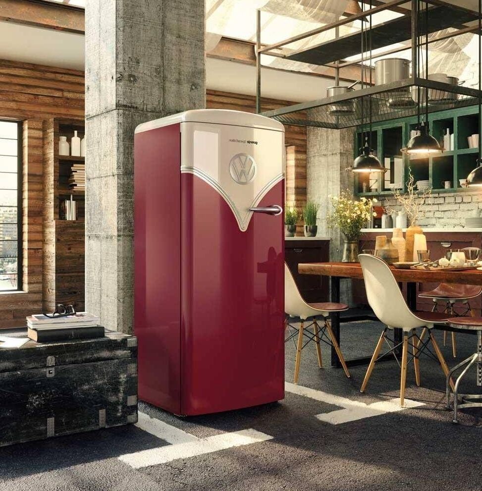 decoration industrielle mur béton gris bois lamé étagère noire métallique frigo original rouge bordeaux