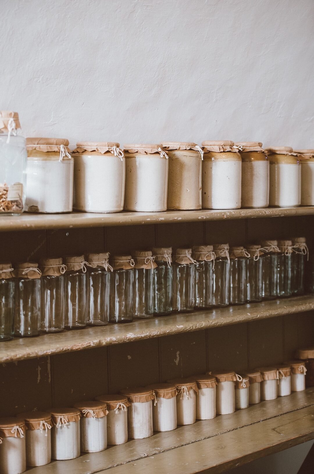 eco geste bocal verre écologie alimentation étagère bois