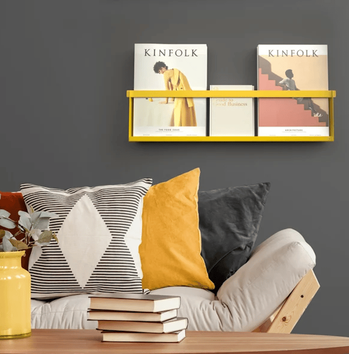 etagere métallique jaune salon elegant moderne mur noir