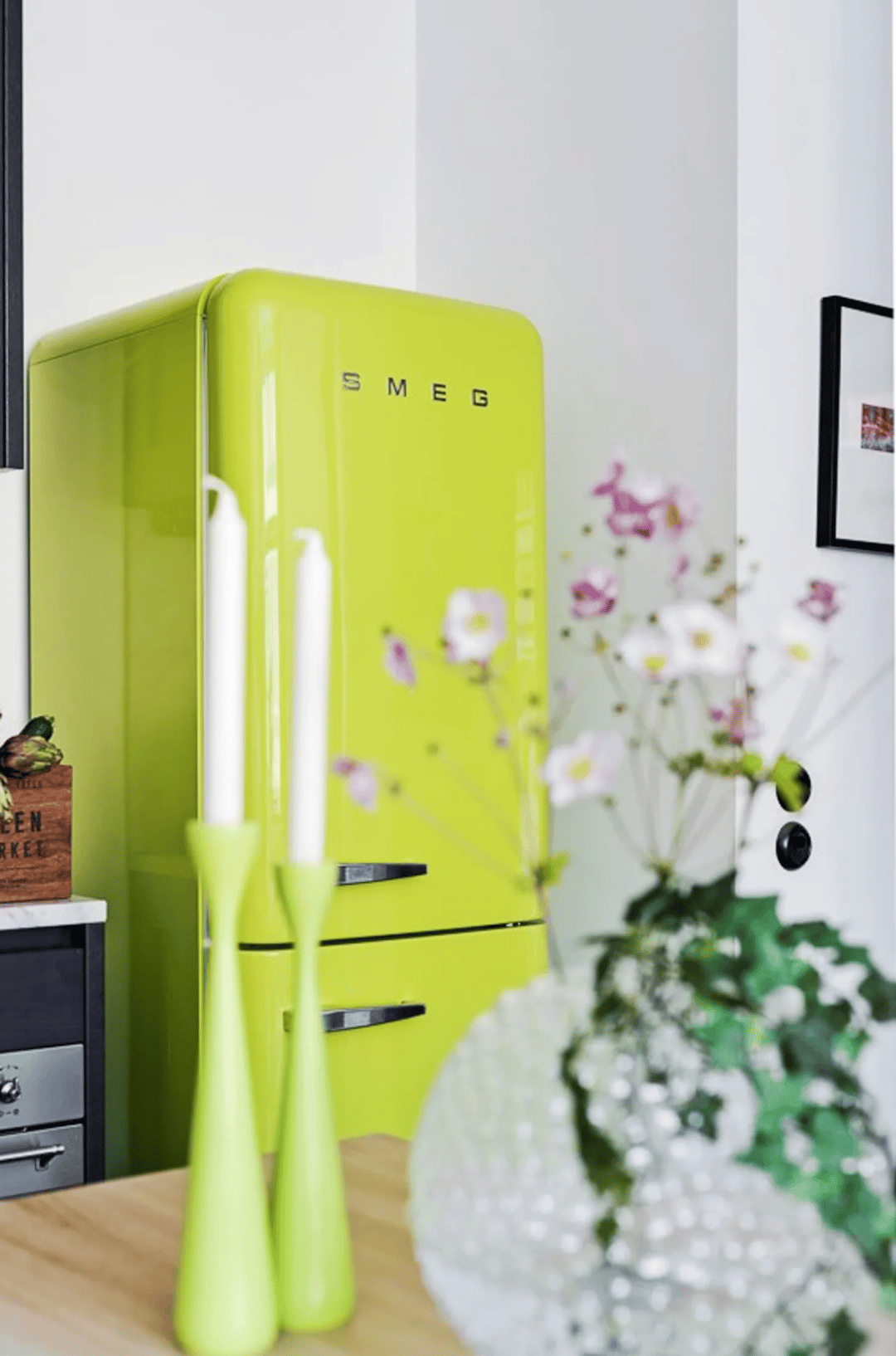 frigo smeg vert lumineux deco cuisine cottage champêtre bougie bouquet fleurs