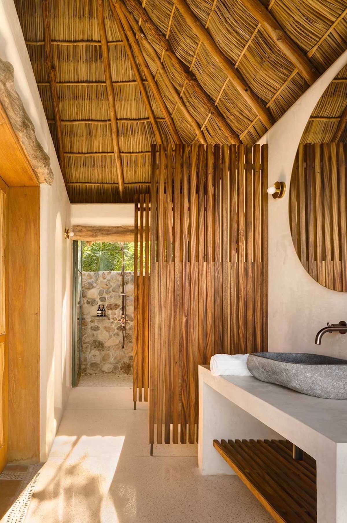 idée déco salle de bains semi-ouverte bois béton