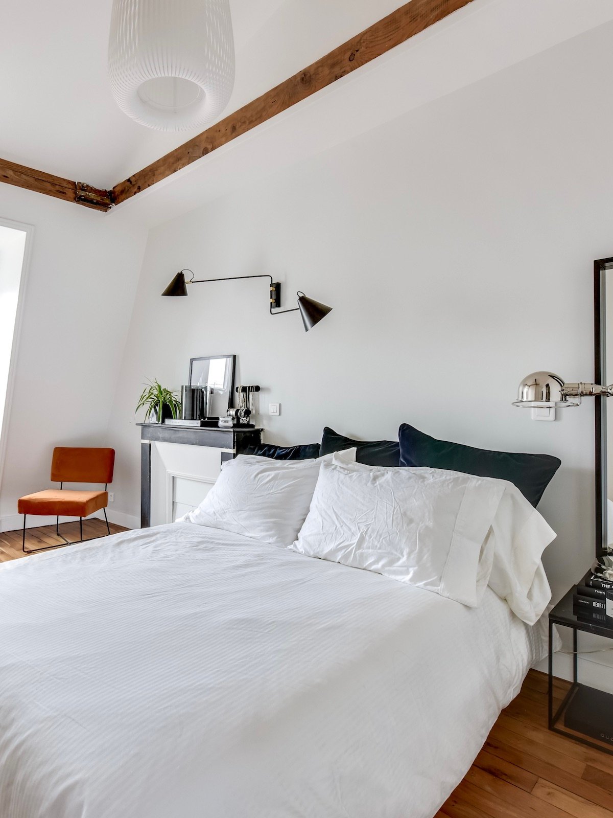 idée déco style parisien chambre élégante sobre moderne cheminée noire blanche marbre