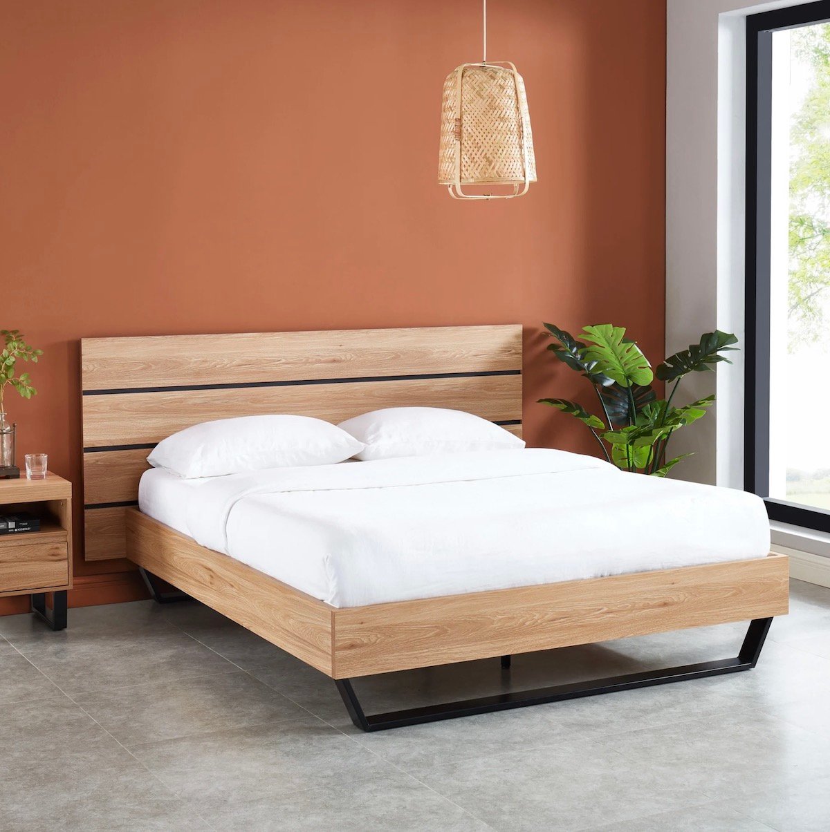 lit surélevé flottant bois métal peinture ocre orange sol carrelage béton