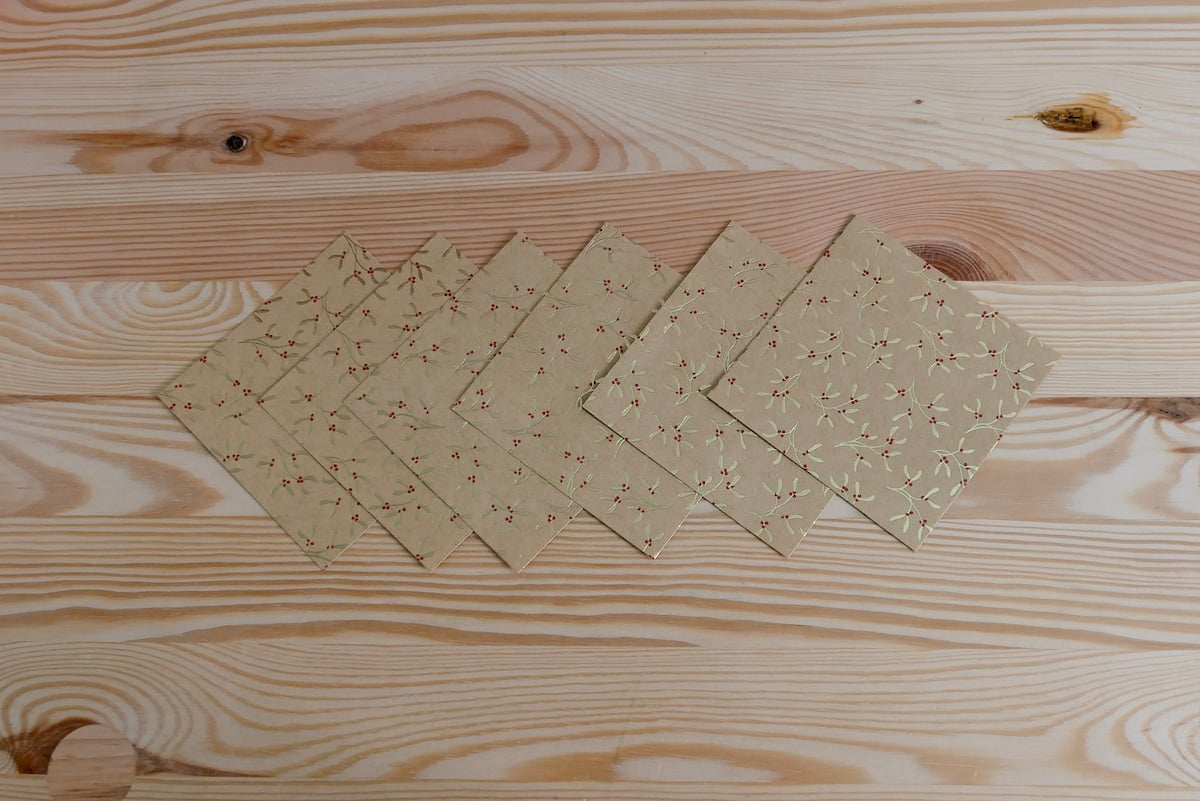 matériel nécessaire origami Noël feuille houx doré rouge vert