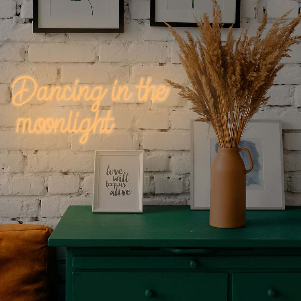 neon mural marron jaune deco salon champêtre mur briques blanche