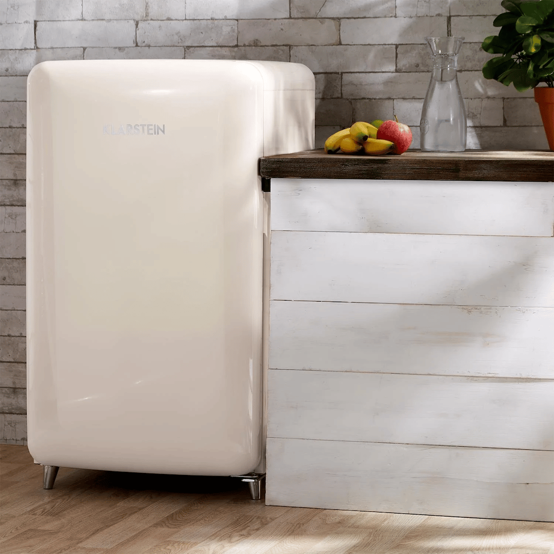 petit format frigo mini bar blanc crème beige parquet bois clair mur briques grises