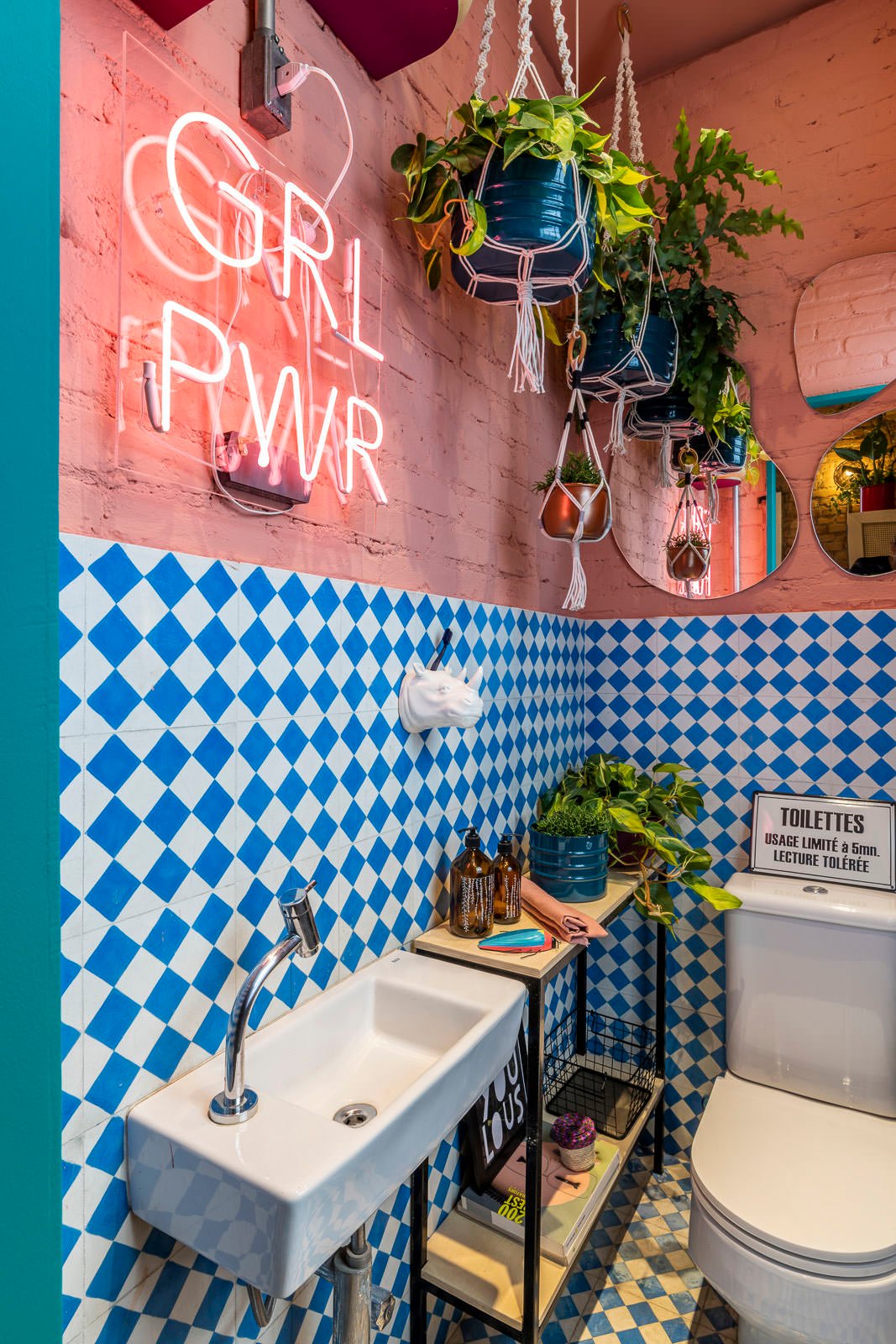 salle de bain vintage colorée mur carrelage bleu neon rose plantes suspendues