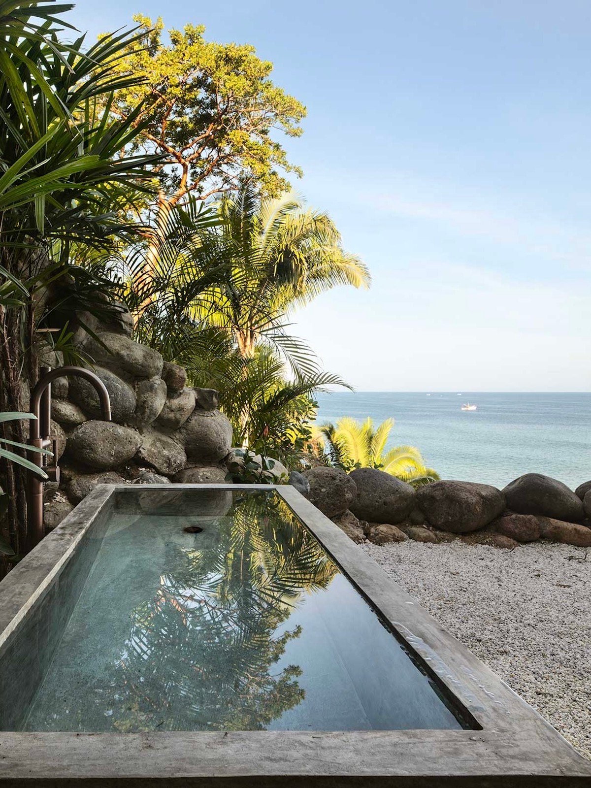 salle de bains vue sur mer béton design